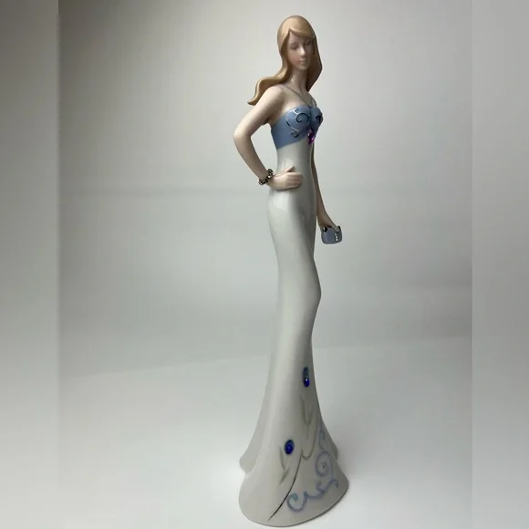 Cosmos Porcelain Elegant Doll - Picture 7 of 17